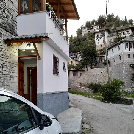 לינה וארוחת בוקר Anja Gjirokastër